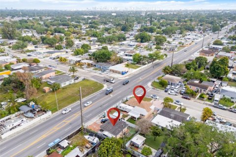 House in Miami, Florida 6 bedrooms, 165.18 sq.m. № 1731668 - photo 30
