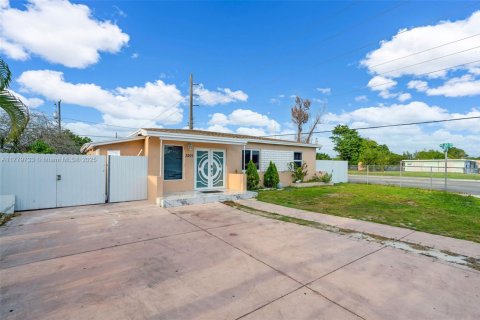 House in Miami, Florida 6 bedrooms, 165.18 sq.m. № 1731668 - photo 1