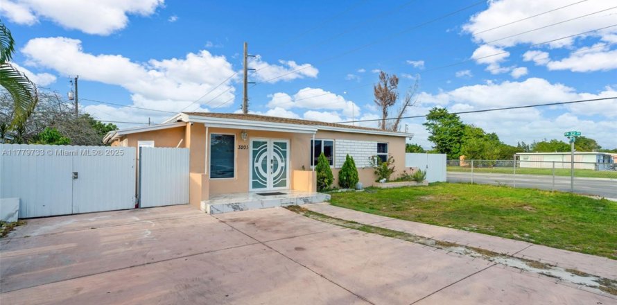 House in Miami, Florida 6 bedrooms, 165.18 sq.m. № 1731668