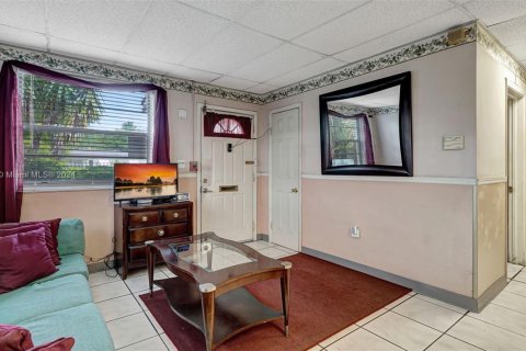 Casa en venta en Miami Gardens, Florida, 4 dormitorios, 244.15 m2 № 1728747 - foto 7