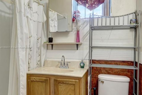 Casa en venta en Miami Gardens, Florida, 4 dormitorios, 244.15 m2 № 1728747 - foto 21