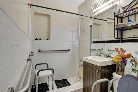 Casa en venta en Miami Gardens, Florida, 4 dormitorios, 244.15 m2 № 1728747 - foto 13
