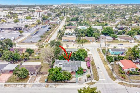 Casa en venta en Miami Gardens, Florida, 4 dormitorios, 244.15 m2 № 1728747 - foto 26