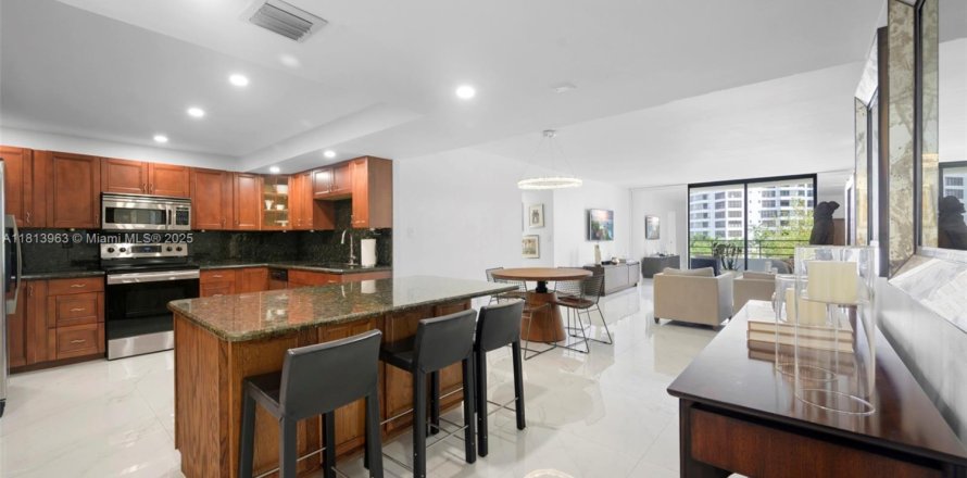 Condominio en Hallandale Beach, Florida, 2 dormitorios  № 1874348