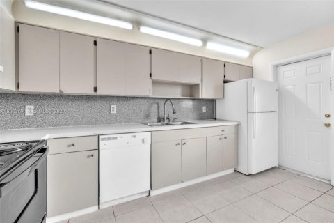 Casa en alquiler en Hollywood, Florida, 3 dormitorios, 134.71 m2 № 2071258 - foto 4