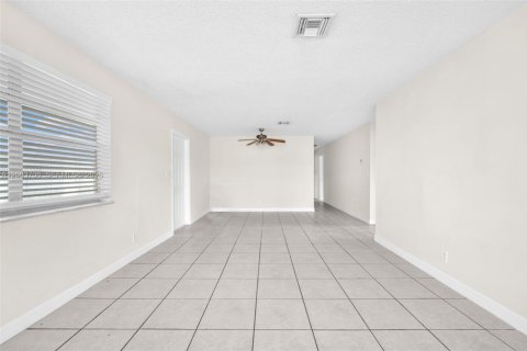 Casa en alquiler en Hollywood, Florida, 3 dormitorios, 134.71 m2 № 2071258 - foto 2