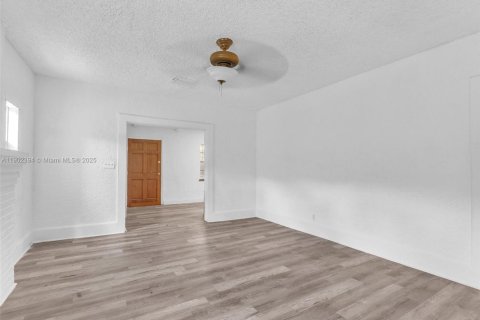 Propiedad comercial en venta en Hollywood, Florida № 2015213 - foto 19