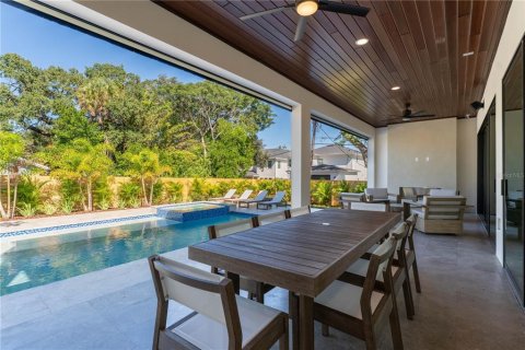 House in Tampa, Florida 5 bedrooms, 320.51 sq.m. № 2431088 - photo 8