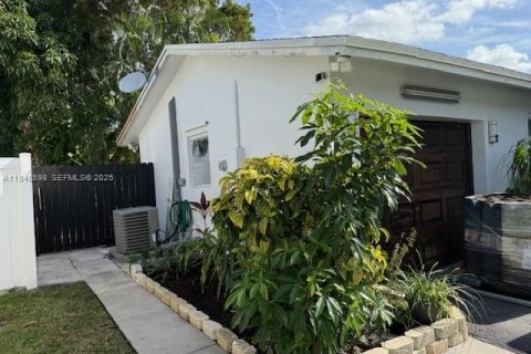 House in Margate, Florida 3 bedrooms, 162.95 sq.m. № 1986681 - photo 8