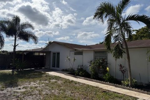 House in Margate, Florida 3 bedrooms, 162.95 sq.m. № 1986681 - photo 11