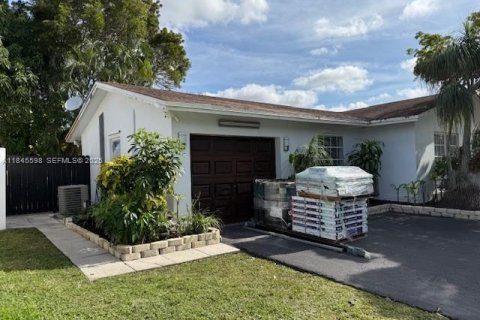 House in Margate, Florida 3 bedrooms, 162.95 sq.m. № 1986681 - photo 13