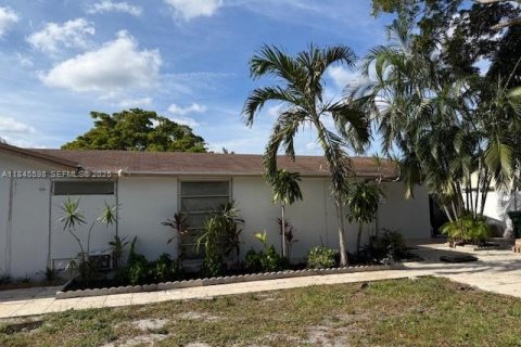 House in Margate, Florida 3 bedrooms, 162.95 sq.m. № 1986681 - photo 10