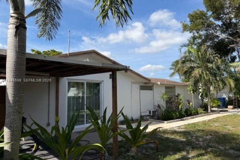 House in Margate, Florida 3 bedrooms, 162.95 sq.m. № 1986681 - photo 12