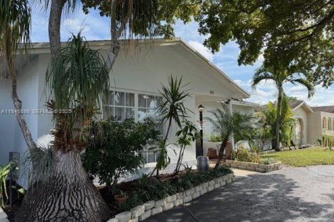 House in Margate, Florida 3 bedrooms, 162.95 sq.m. № 1986681 - photo 3