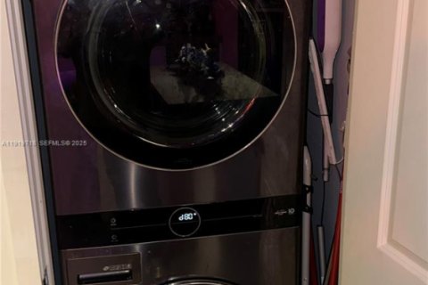 Condo in Miami, Florida, 2 bedrooms № 1975412 - photo 8