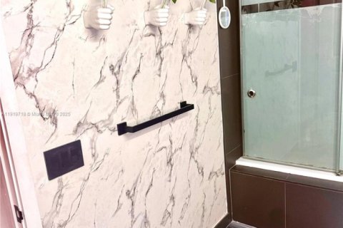 Condo in Miami, Florida, 2 bedrooms № 1975412 - photo 5