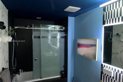 Condo in Miami, Florida, 2 bedrooms № 1975412 - photo 11