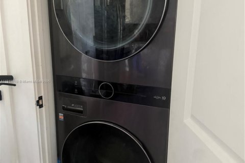 Condo in Miami, Florida, 2 bedrooms № 1975412 - photo 6