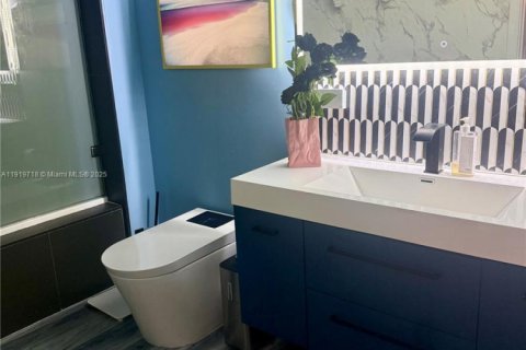 Condo in Miami, Florida, 2 bedrooms № 1975412 - photo 1