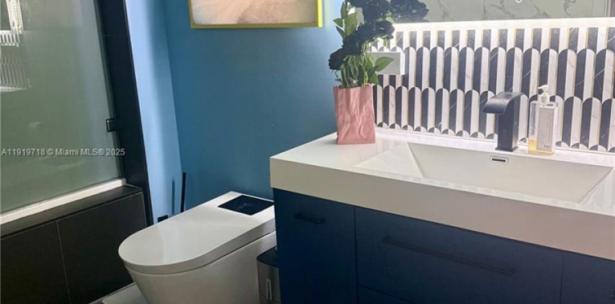 Condo in Miami, Florida, 2 bedrooms № 1975412