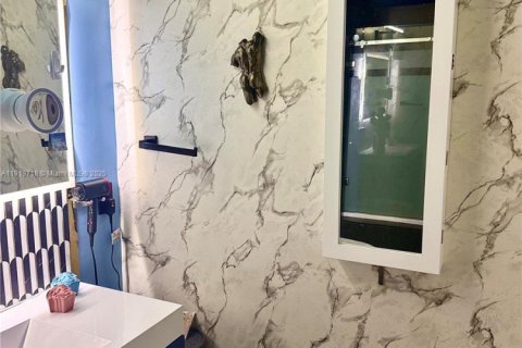 Condo in Miami, Florida, 2 bedrooms № 1975412 - photo 3