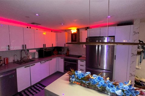 Condo in Miami, Florida, 2 bedrooms № 1975412 - photo 9