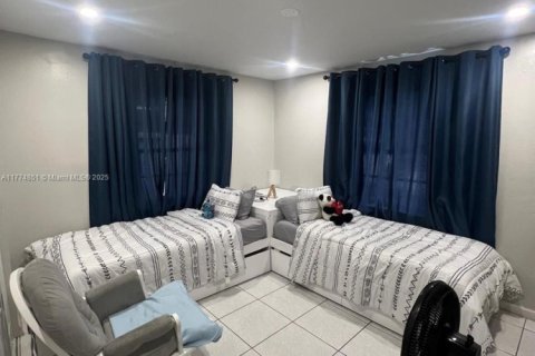 Villa ou maison à vendre à North Miami, Floride: 3 chambres, 140.75 m2 № 1977511 - photo 4