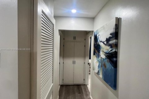 Villa ou maison à vendre à North Miami, Floride: 3 chambres, 140.75 m2 № 1977511 - photo 7