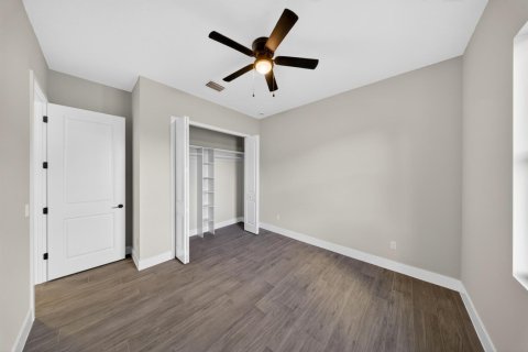 House in Port St. Lucie, Florida 4 bedrooms, 213.68 sq.m. № 2265435 - photo 25