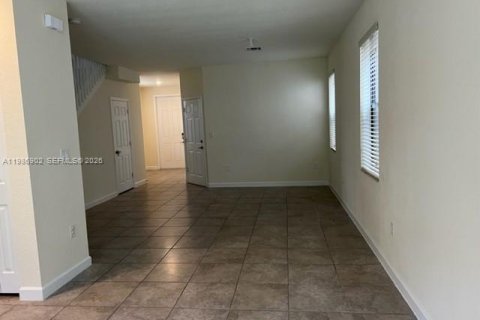 Снять в аренду виллу или дом в Хомстед, Флорида 3 спальни, 151.62м2, № 2044991 - фото 3