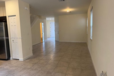 Снять в аренду виллу или дом в Хомстед, Флорида 3 спальни, 151.62м2, № 2044991 - фото 19