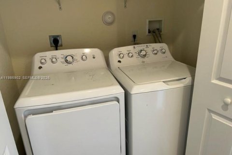 Снять в аренду виллу или дом в Хомстед, Флорида 3 спальни, 151.62м2, № 2044991 - фото 6