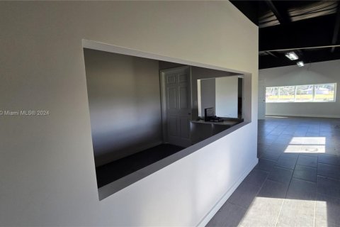 Купить коммерческую недвижимость в Майами, Флорида № 1859581 - фото 11