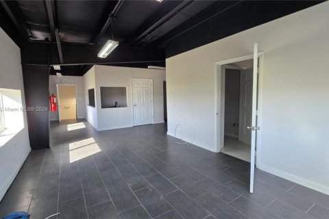 Купить коммерческую недвижимость в Майами, Флорида № 1859581 - фото 16