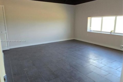 Купить коммерческую недвижимость в Майами, Флорида № 1859581 - фото 13