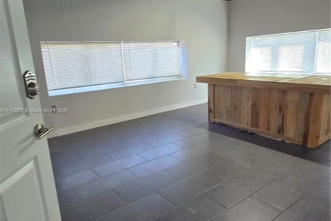 Купить коммерческую недвижимость в Майами, Флорида № 1859581 - фото 17