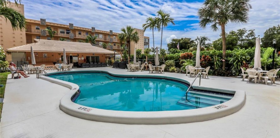 Condominio en Hollywood, Florida, 2 dormitorios  № 2033499