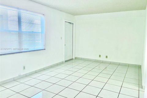 Condominio en venta en Hollywood, Florida, 2 dormitorios, 60.39 m2 № 2033499 - foto 11