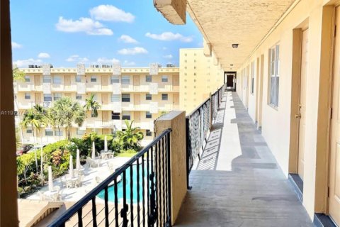Condominio en venta en Hollywood, Florida, 2 dormitorios, 60.39 m2 № 2033499 - foto 17