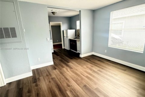 Casa en venta en Clermont, Florida, 2 dormitorios № 2010762 - foto 9