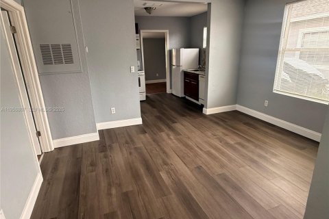 Casa en venta en Clermont, Florida, 2 dormitorios № 2010762 - foto 4