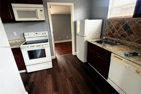 Casa en venta en Clermont, Florida, 2 dormitorios № 2010762 - foto 8