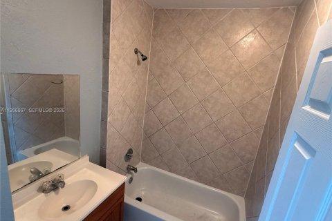 Casa en venta en Clermont, Florida, 2 dormitorios № 2010762 - foto 27