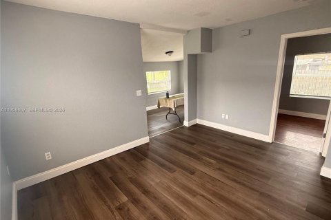 Casa en venta en Clermont, Florida, 2 dormitorios № 2010762 - foto 12