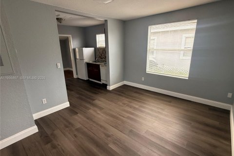 Casa en venta en Clermont, Florida, 2 dormitorios № 2010762 - foto 7