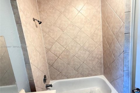 Casa en venta en Clermont, Florida, 2 dormitorios № 2010762 - foto 25