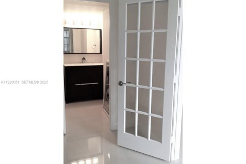 Condo in Aventura, Florida, 2 bedrooms  № 1984528 - photo 14
