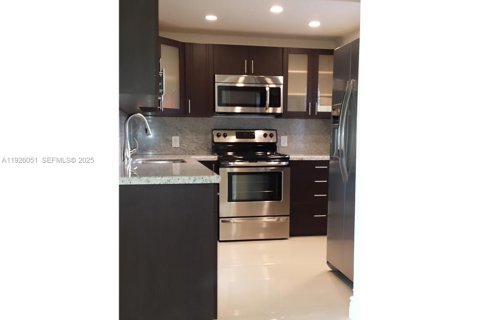 Condo in Aventura, Florida, 2 bedrooms  № 1984528 - photo 8