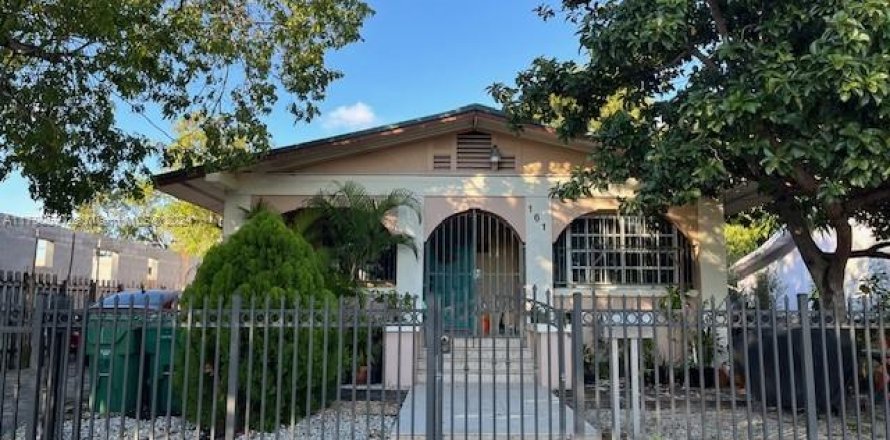 Дом в Майами, Флорида 3 спальни, 134.8м2 № 1970124