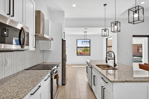 House in Cape Coral, Florida 4 bedrooms № 2012773 - photo 10